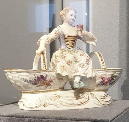 Солонка с фигурой садовницы. Последняя четверть XVIII века. Мейсенская фарфоровая мануфактура