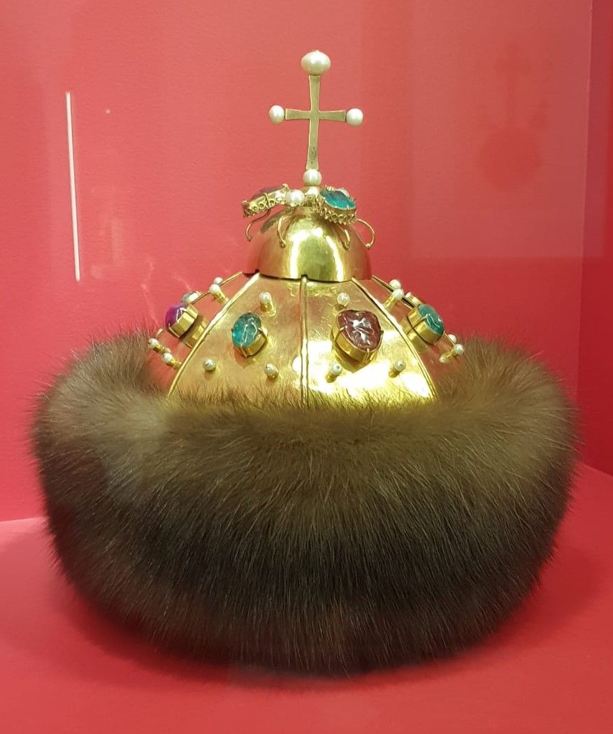 Шапка Мономаха Второго наряда. Москва, мастерские Кремля, 1682.Золото, драгоценные камни, жемчуг, бархат, мех.