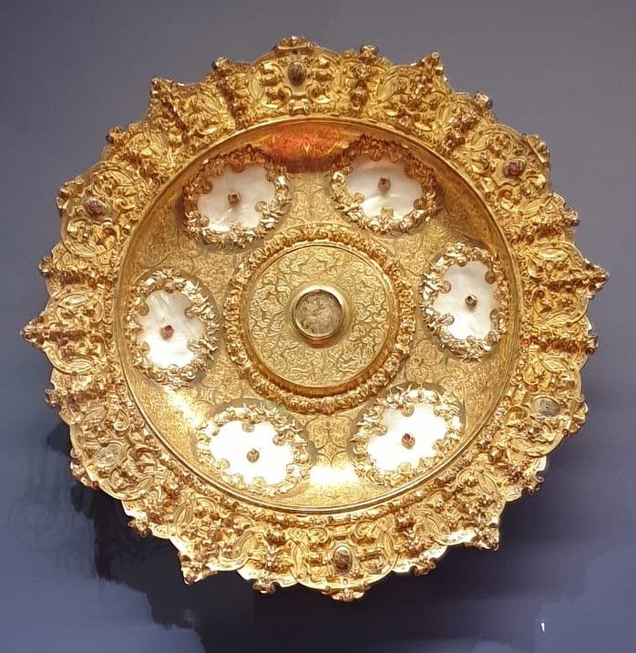 Блюдо. Нюренберг, 1535-1569 Серебро, золото, перламутр, алмазы, рубины, стекло, бумага.
