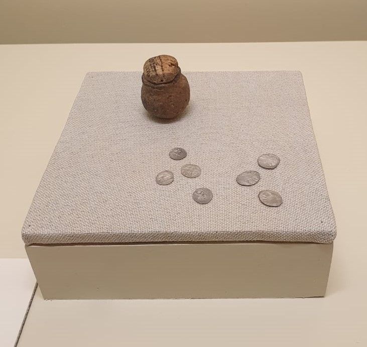 Клад русских монет (детская копилка). До 1584 г. Серебро, глина; чеканка, лепка