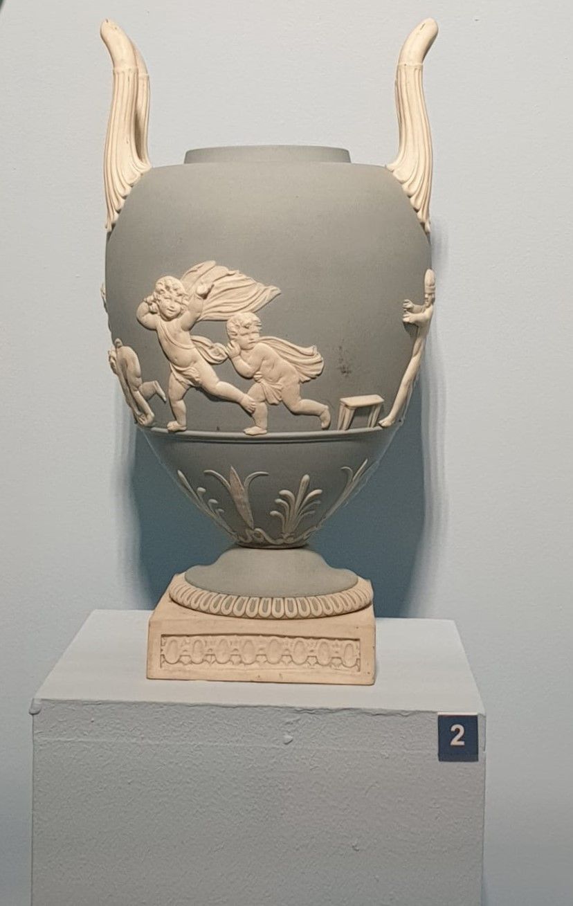 Ваза с композицией Игра в жмурки. Англия. Веджвуд. Около 1782 г.