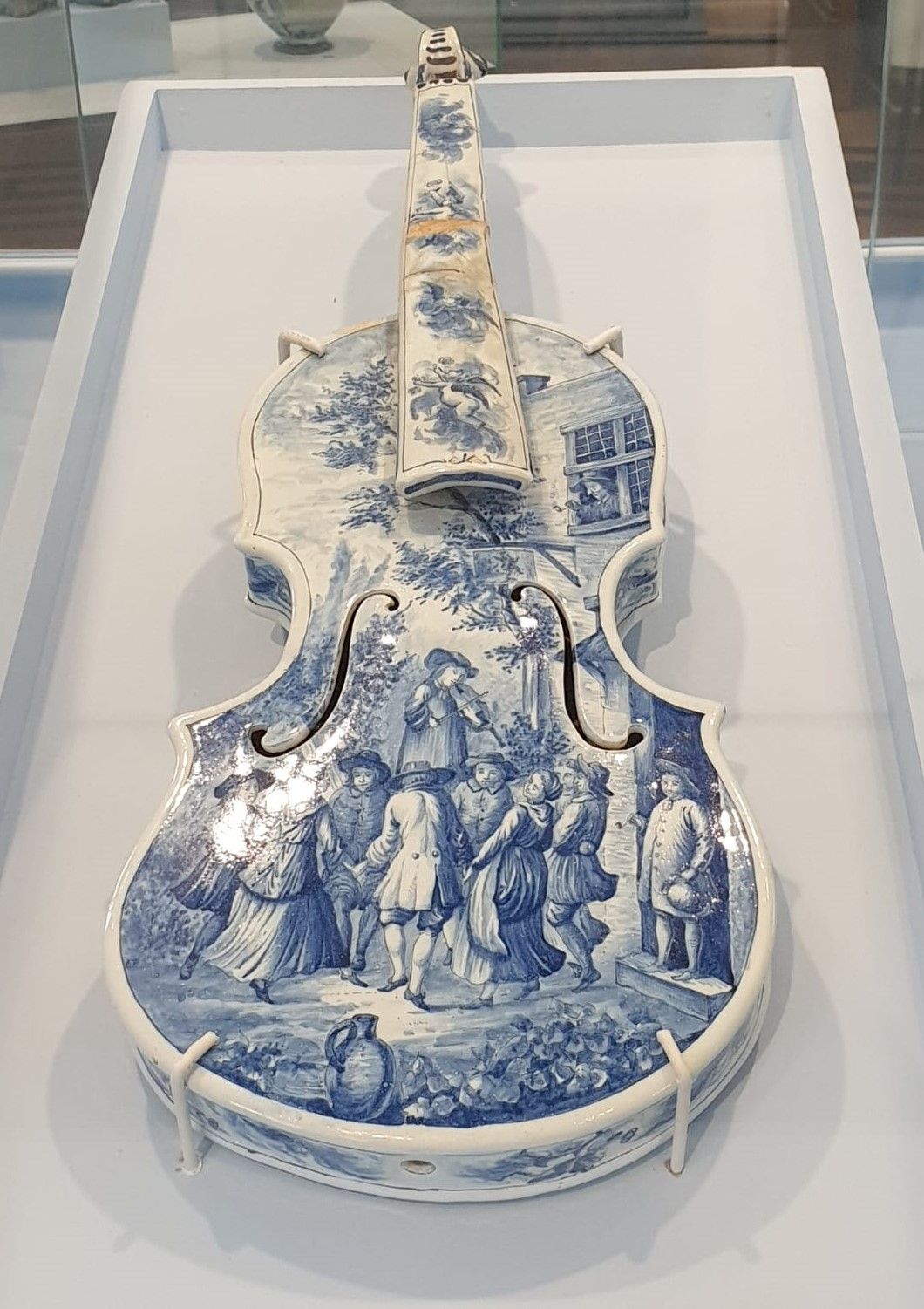 Скрипка. Голландия. Мастерская "Два корабля". 1759-1770 гг. Фаянс, роспись кобальтом