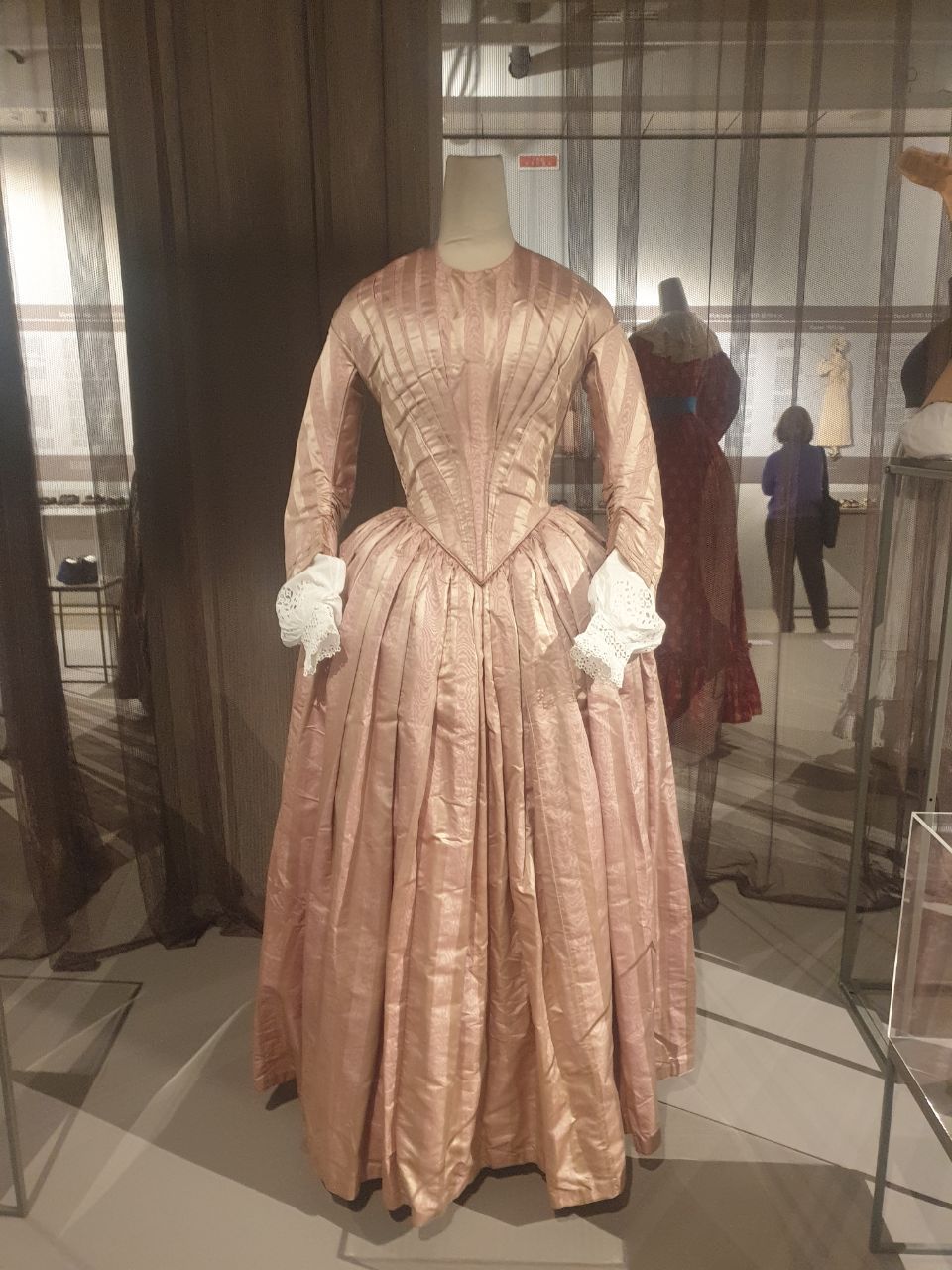 Платье из полосатого муара. Великобритания, начало 1850 гг.