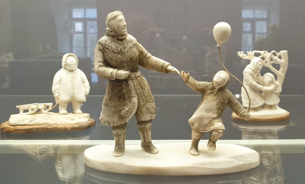 Николай Киргизов Воздушный шарик 2015 Рог оленя, бивень мамонта, объемная резьба, тонирование