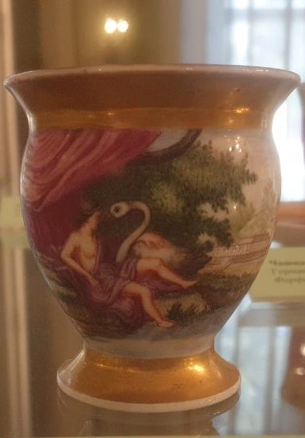 Чашка с изображением Леды и лебедя Западная Европа, 1820-е Фарфор, роспись, позолота