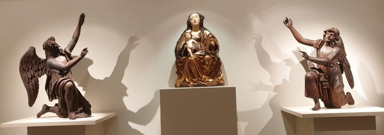 Мадонна с младенцем Христом Германия. конец XV-начало XVI века Дерево, резьба, роспись полихромная и позолота по левкасу. Коленопреклоненные ангелы Западная Европа XVIII-XIX века