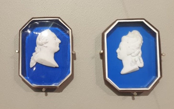 Севрская фарфоровая мануфактура Портрет короля Людовика XVI  Портрет королевы Марии-Антуанетты Около 1774 бисквитный фарфор, глазурь