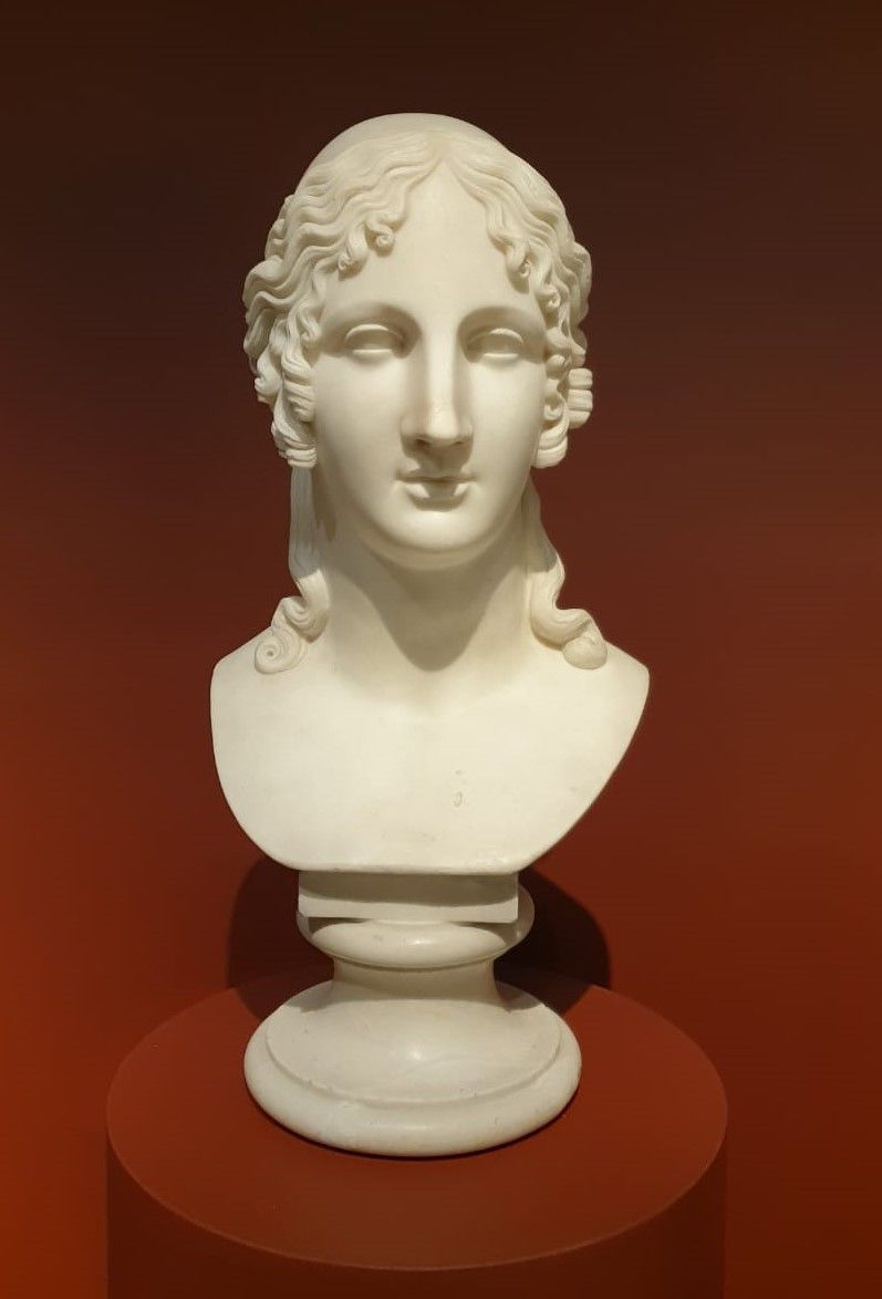 Неизвестный скульптор Копия с оригинала Антонио Кановы (1757-1822) Елена Прекрасная, первая четверть XIX века, мрамор