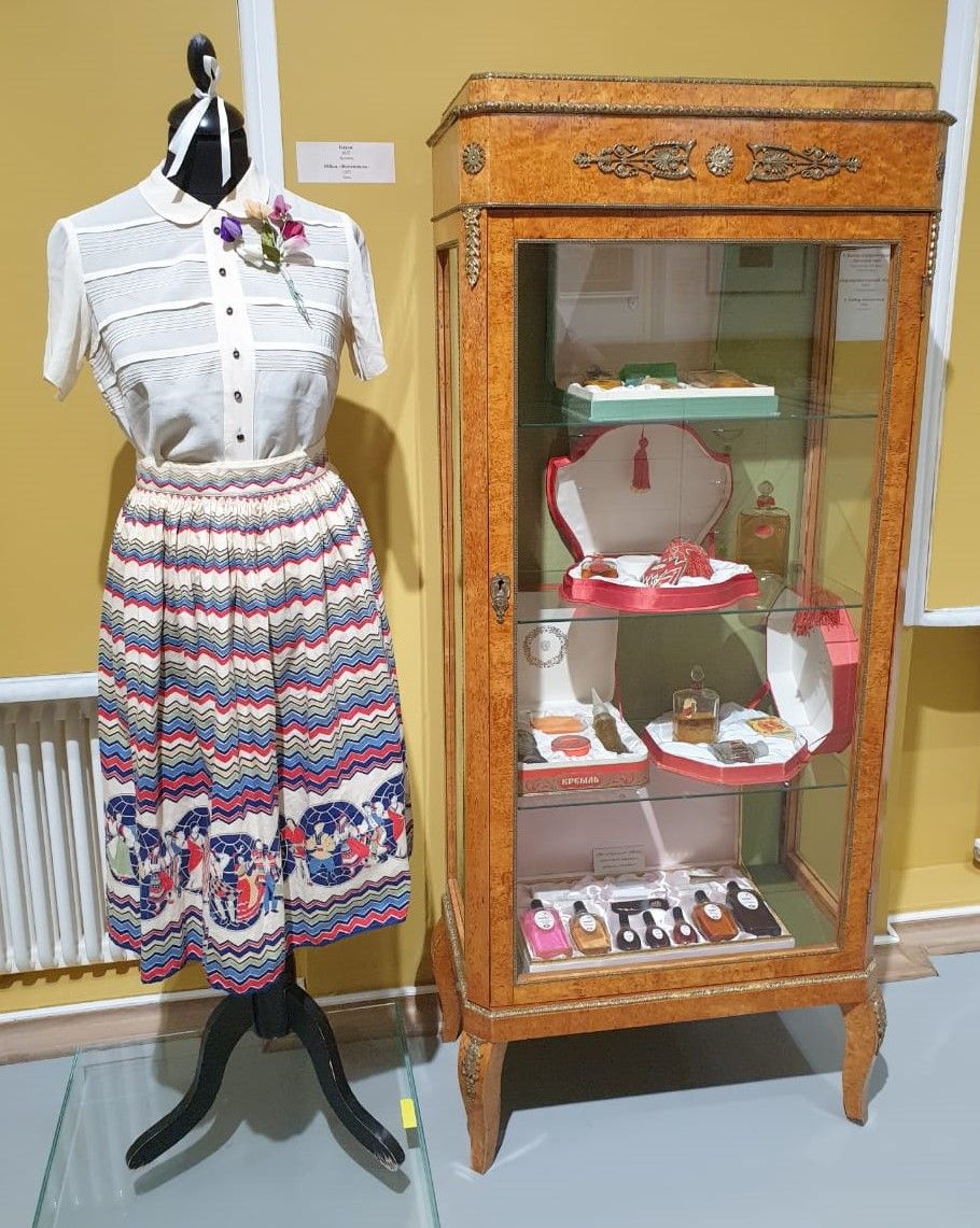 Блуза 1957 органза. Юбка "Фестиваль" 1957 бязь. В горке парфюмерные наборы "Новая Заря"