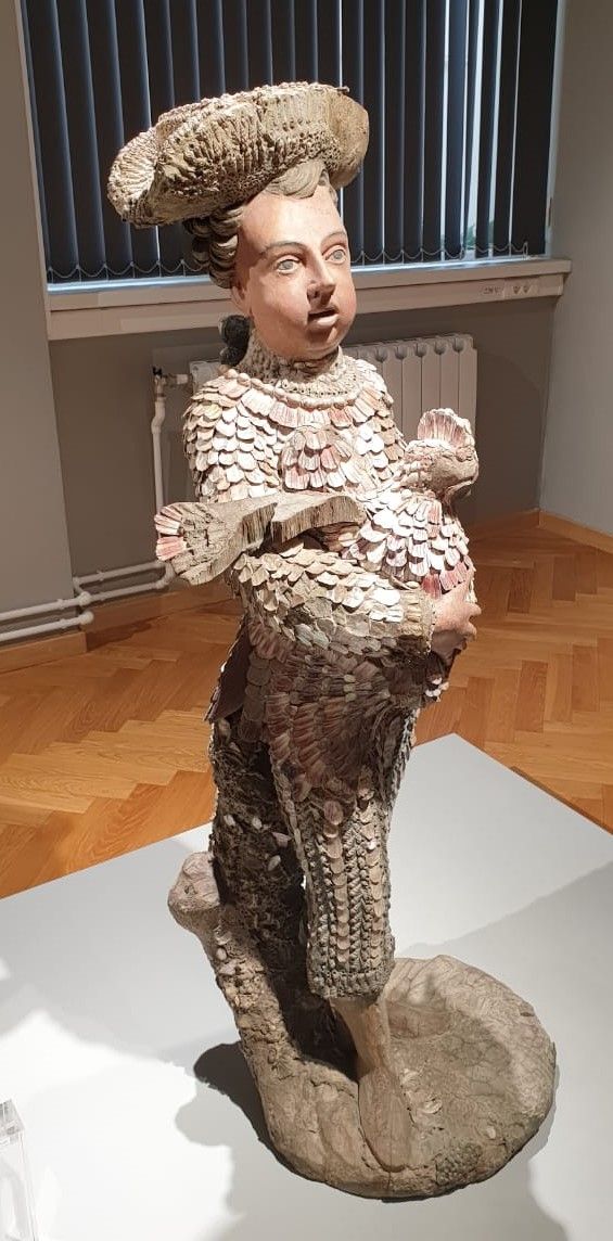 Скульптура "Молодой человек с петухом в правой руке". Германия. XVIII в. Дерево, резьба, ракушки, мастика, наборная работа. Реставраторы Л.П.Синицына, В.Г.Симонов