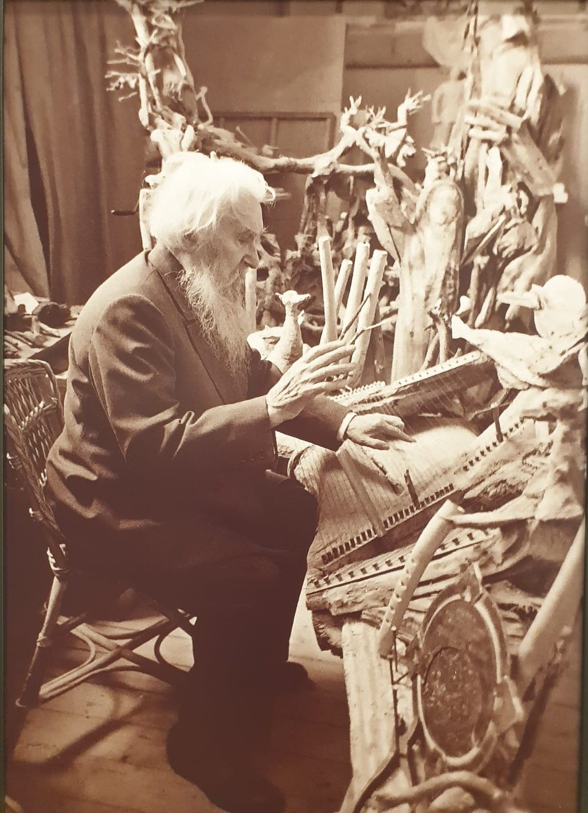 С.Т.Коненков играет на своем скульптурном музыкальном инструменте 1960-е