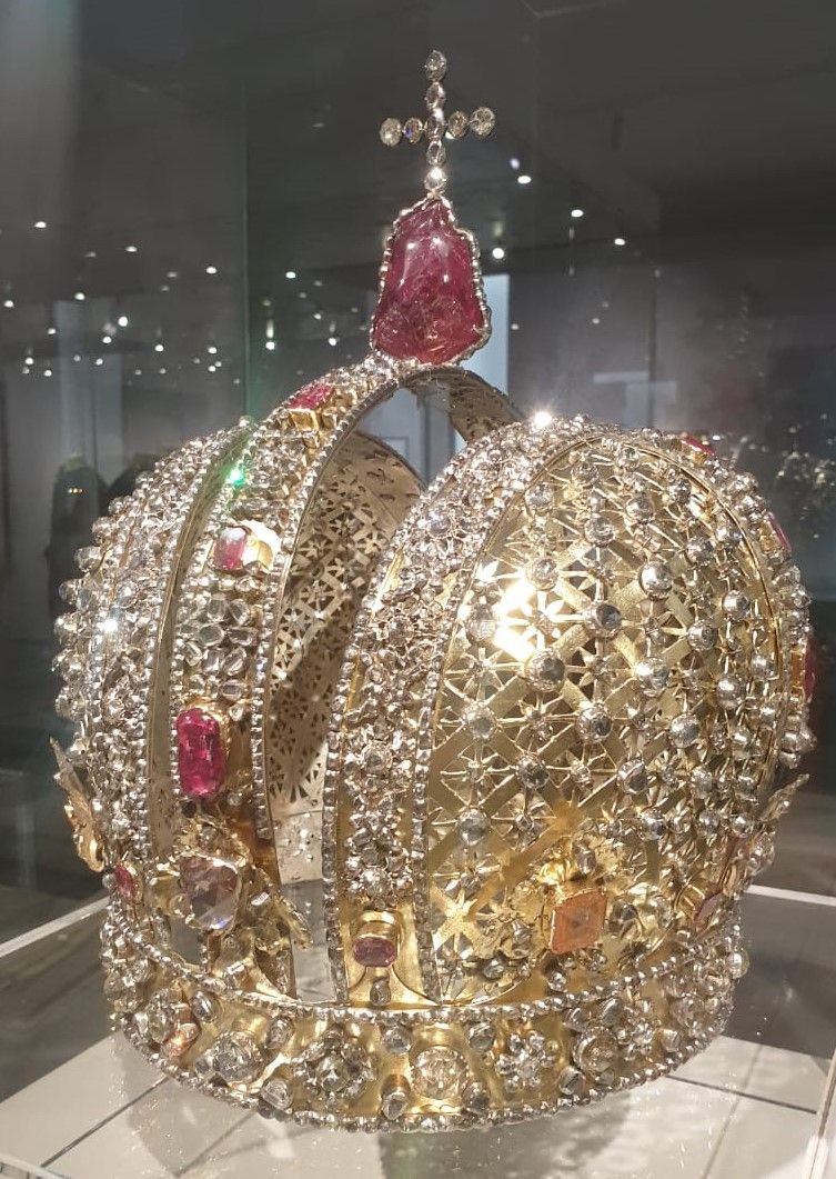 Корона императрицы Анны Иоанновны Москва, 1730 Мастера Самсон Ларионов, Калина Афанасьев, Никита Милюков, Петр Семенов, Лука Федоров Серебро, алмазы, рубины, турмалины