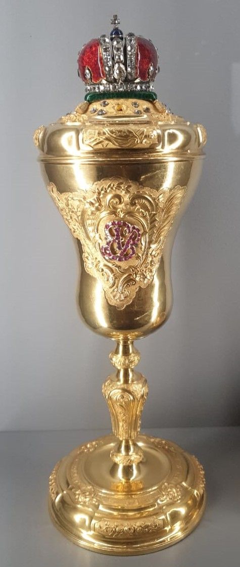 Кубок с крышкой 1740-1760 золото, серебро, драгоценные камни, эмаль чеканка, канифарение, монтировка