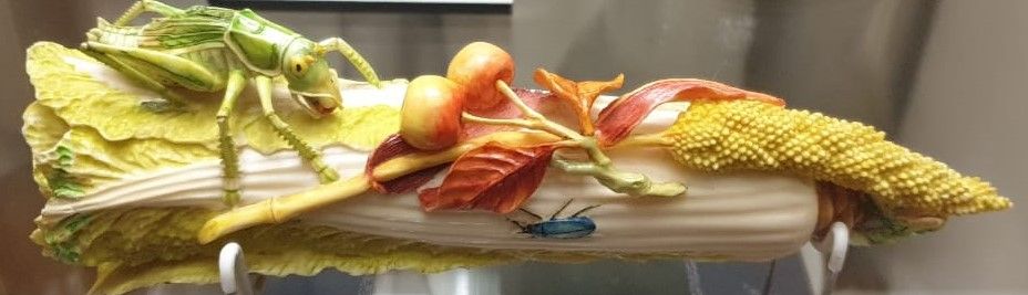 Кузнечик на капусте XX в. Слоновая кость, резьба, раскраска