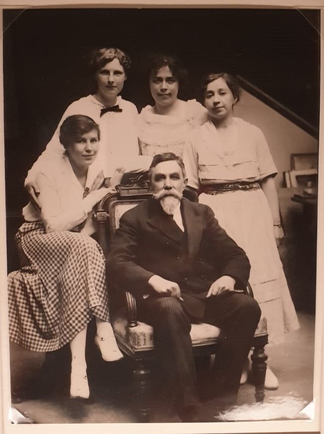 Н.И.Романов с сотрудницами Гравюрного кабинета Румянцевского музея 1921