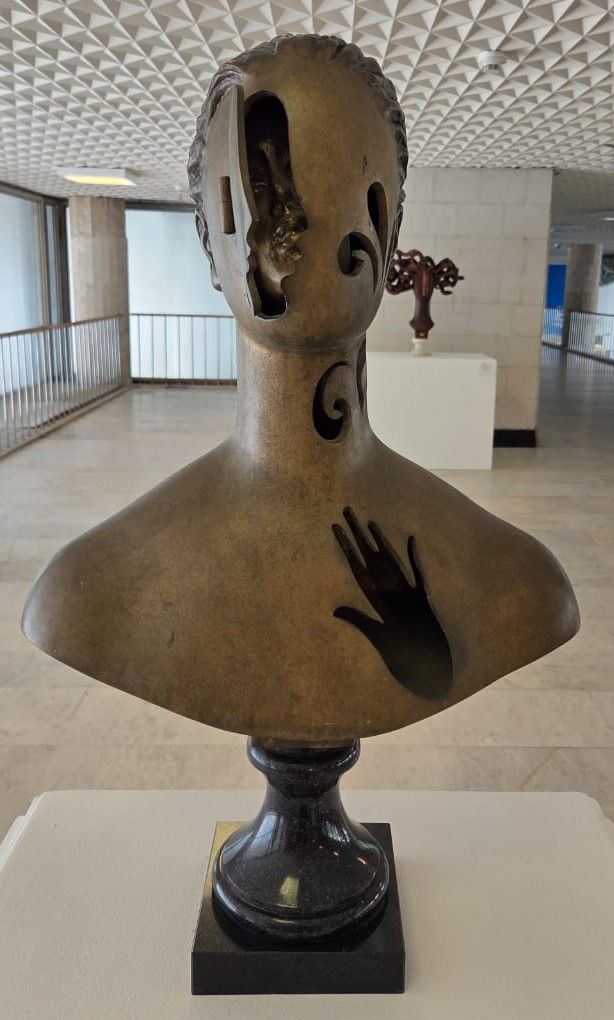 Душа. 1998 бронза, гранит