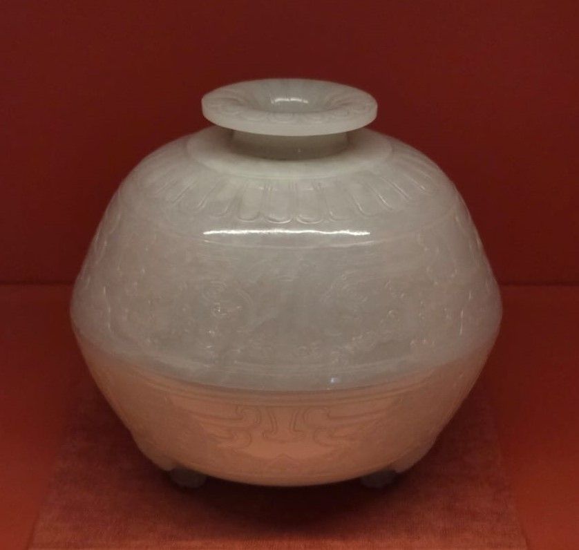 Чаша с крышкой гайвань с зооморфным узором Эпоха Цин (1644-1911), нефрит