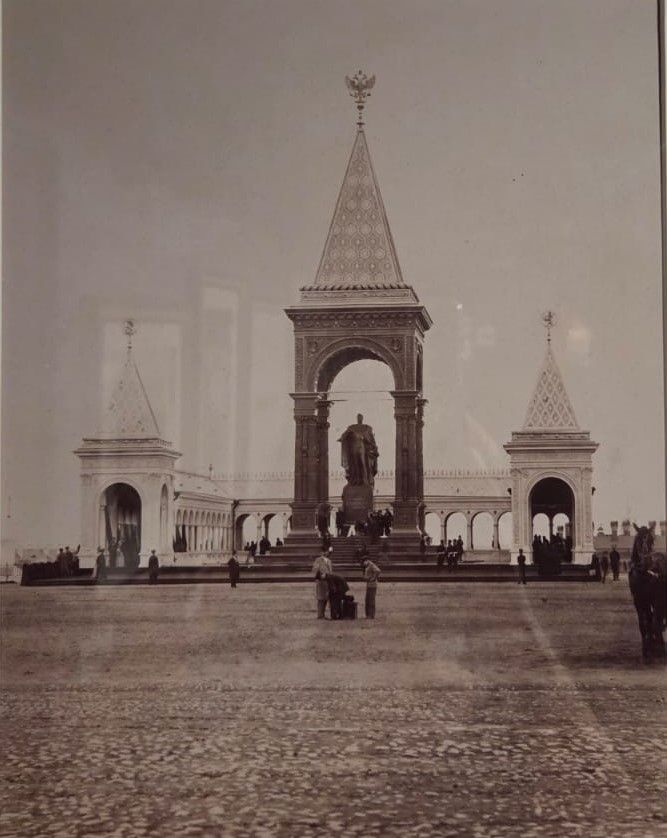 Павлов П.П. Памятник Императору Александру II в Кремле. Москва. 1900-е, бумага, картон, альбуминовый отпечаток