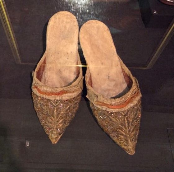 Дамские мюли. Россия. 1770-1780-е гг. Шелковая ткань, блестки, золотные нити, фольга, бить, шелковые ленты, лайка, кожа, металл, вышивка