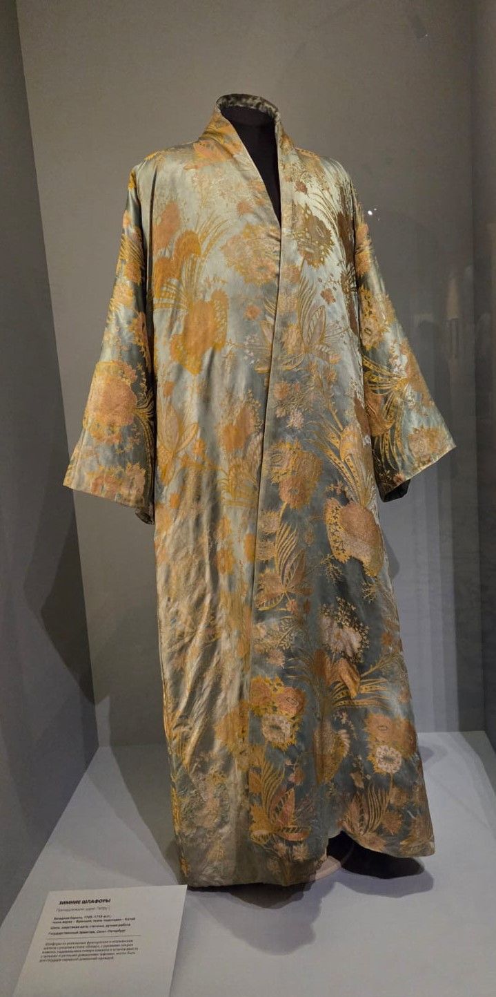 Зимний шлафор. Западная Европа. 1705-1710-е гг. ткань верха - Франция, ткань подкладки - Китай. шелк, шерстяная вата, стеганье, ручная работа