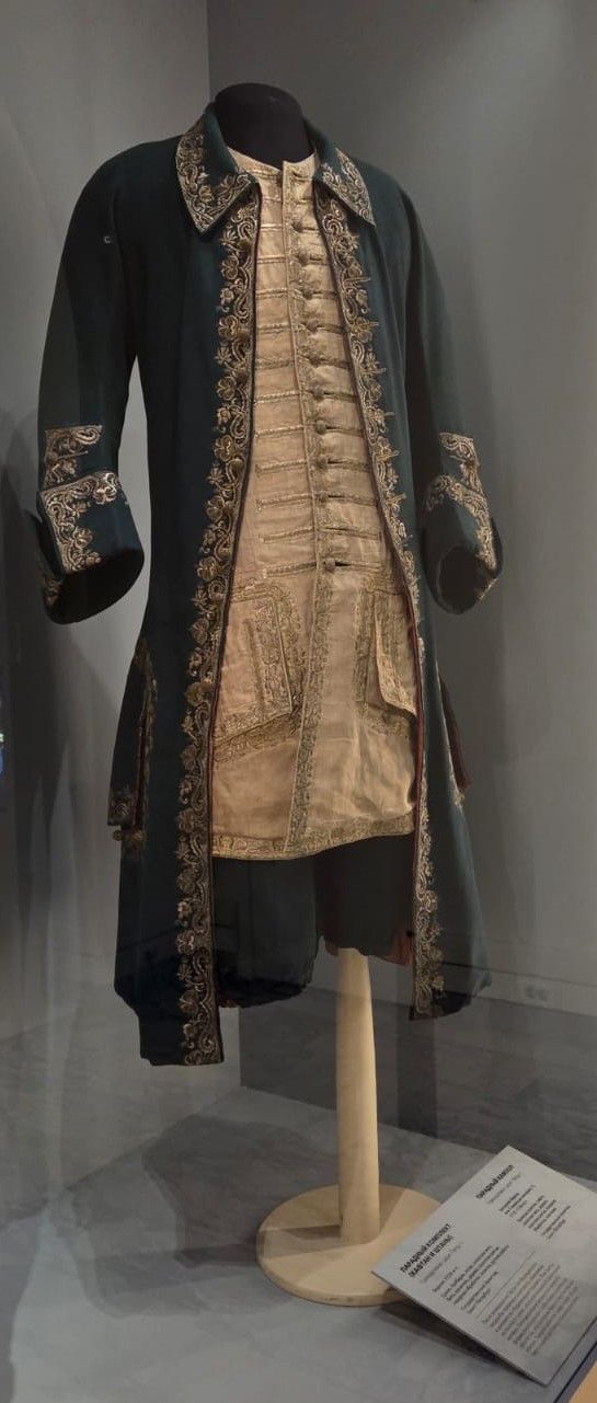 Парадный комплект (кафтан и штаны) Берлин, 1720-е гг. сукно, байберек, атлас, золотная нить, бить, канитель, дерево, золотное шитье, токарная обработка, оплетка, ручная работа