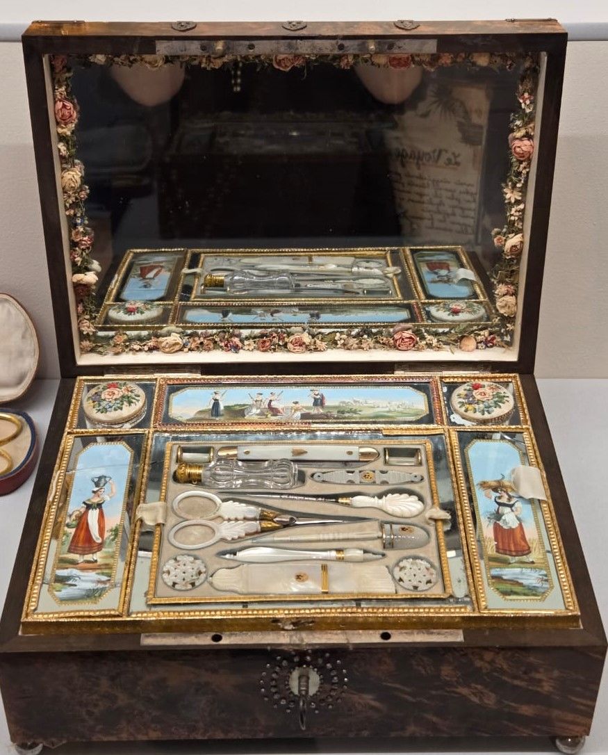 Шкатулка для рукоделия. Франция, 1820-е серебро, сталь, бумага, шелк, стекло, зерево, дерево, перламутр, ткань