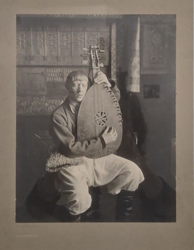 Татлин на Русской кустарной выставке в Берлине в роли слепца-бандуриста. 1914