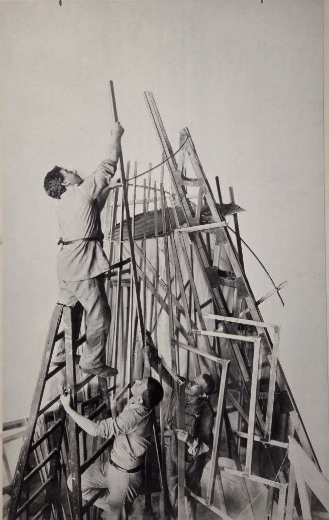 Монтаж модели Памятника III Интернационалу. 1920