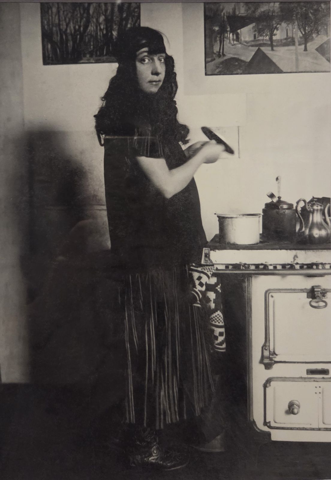 Неизвестный фотограф. Вера Хлебникова у плиты в квартире №36а. 1925